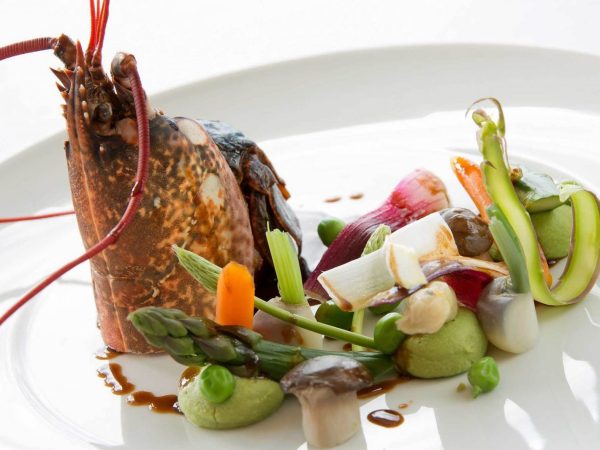 1eea41c2-e1b3-4e88-9165-d1e136580126-homard-laque-au-piment-despelette-et-garniture-de-saison-2-domaine-de-rochevilaine-jerome-mondiere
